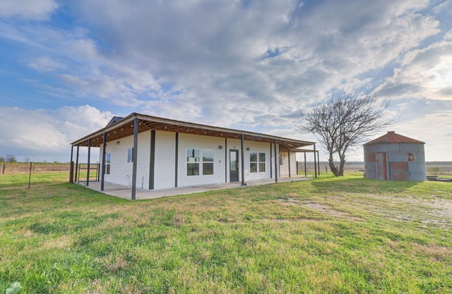 Modern Farmhouse in Del Valle: Rural Setting!