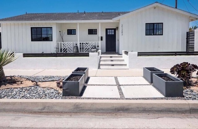 MODERN FARMHOUSE living centrally located!