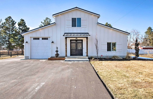 Modern Farmhouse w/ Patio, Grill & Mtn Views!