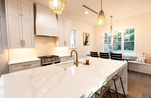 Modern Farmhouse | Walk to South Congress |3BR/3BA
