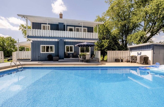 Modern Farmhouse With Large, In-Ground Heated Pool - 15 Mins To St. Joseph