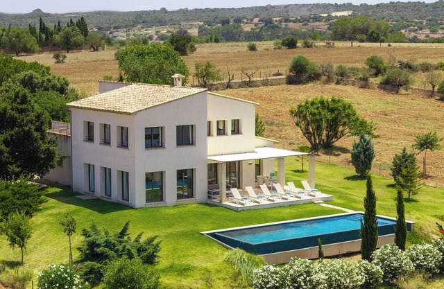 Finca moderna Can Sal con vistas panorámicas sobre la isla.
