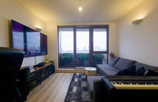 Modern Flat w/ Skyline Views|PTK