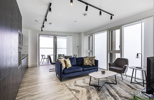 Modern Flat with City View in Acton