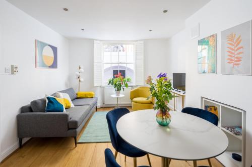 Modern flat with patio in Pimlico