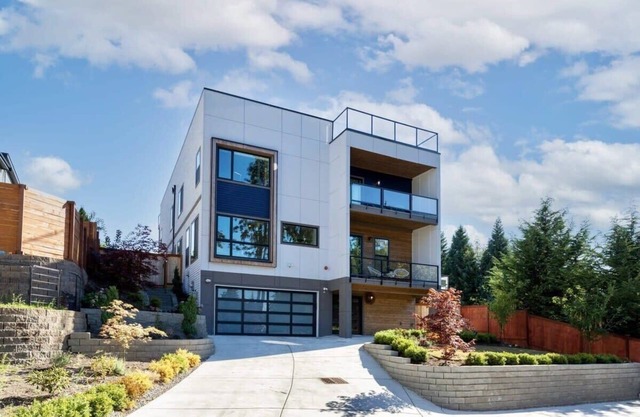 Modern Fortress w/4 Decks| AC in all rooms |Gym