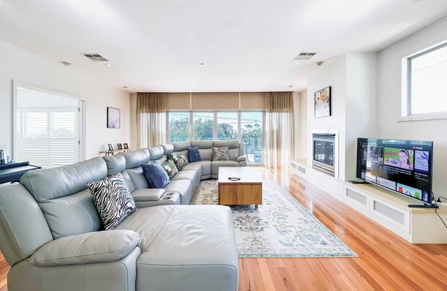 Modern Frankston South Holiday House wth Bay View