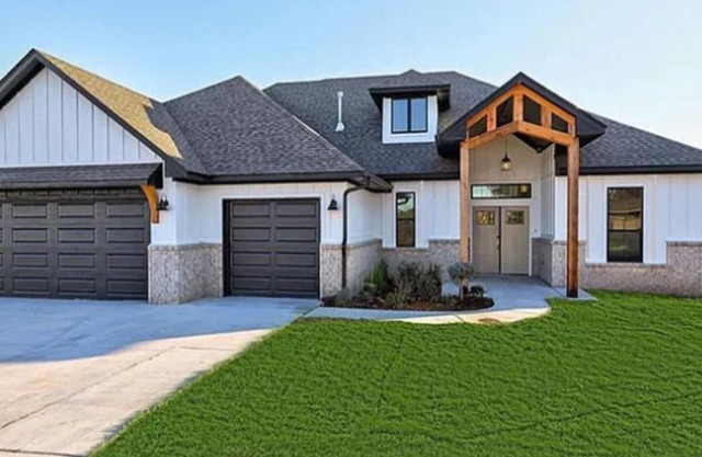 Modern Fresh Air Home Close to Downtown and Airport!