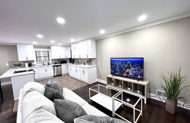 Modern Fresh Remodel 4BR 3Bath 2 En-Suites Super Convenient Sleeps 12 Pets OK!