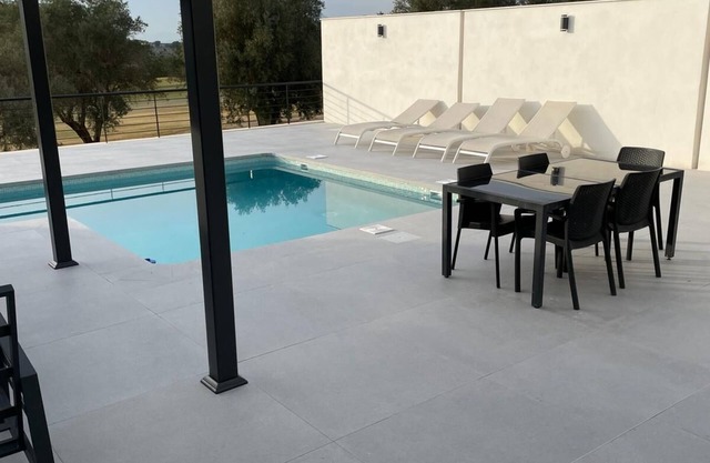 Villa moderna de 3 dormitorios con orientación sur en primera línea en La Finca Golf Resort, piscina privada