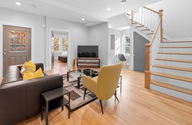 Modern, fully furnished 4 bedrooms, 2 full baths