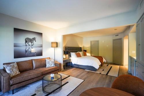 Modern, fully renovated Studio!