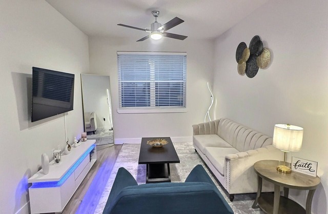 Modern Furnished 1BR / Gated Parking / Near Downtown, Heights & Montrose