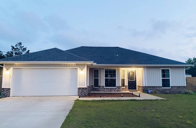 Modern Getaway with Hot Tub, 9 Miles to Navarre Beach, Shuffleboard, and Games