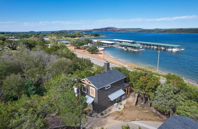Modern Graford Cabin Walk to Possum Kingdom Lake!