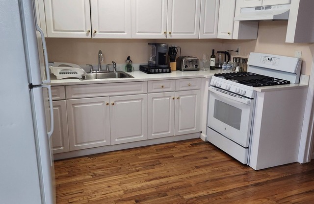 Modern Grey Spacious4Bed with Free Wine