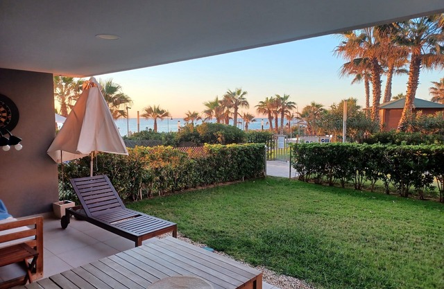 A estrenar, planta baja, apartamento en primera línea con vista al mar, en dominio de alta gama
