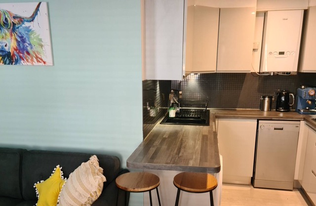 Modern ground floor 2 bedroom apartment near Wimbledon tennis