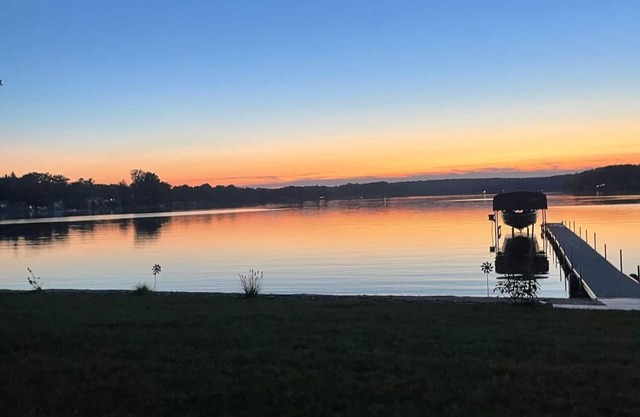 Modern Guesthouse on the lake with hot tub and pickleball court.