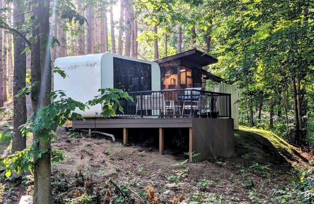 Modern, Hidden Gem Tiny House, Wood-Fired Hot Tub & Outdoor Screened-In Kitchen