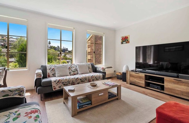 Modern Hobart Townhouse with Parking-2 Bed,2 Bath