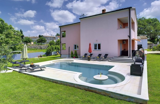 Modern Hoilday Home with Pool in Orihi