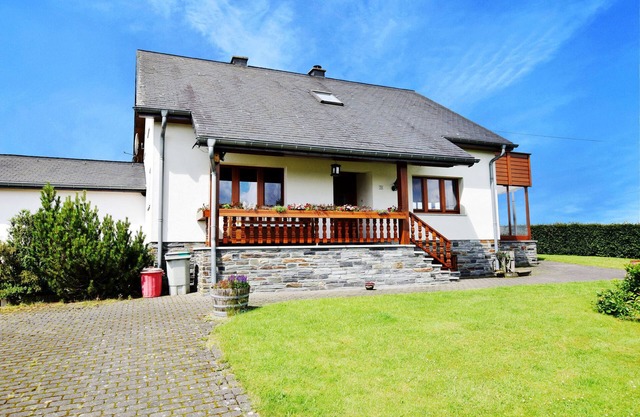 Casa de vacaciones moderna en Schönberg con jacuzzi