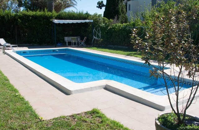 Moderna Casa de vacaciones en Sant Jaume d'Enveja con piscina privada