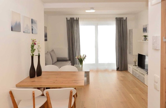 Moderno apartamento vacacional "Serles" con Wi-Fi, jardín y terraza