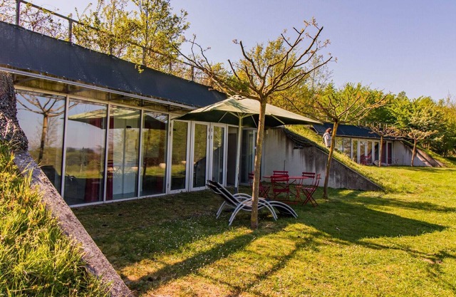 Moderna casa de vacaciones en un paisaje montañoso cerca de Brive
