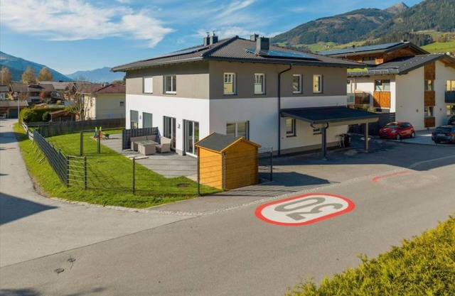 Modern holiday home with a garden near Kaprun
