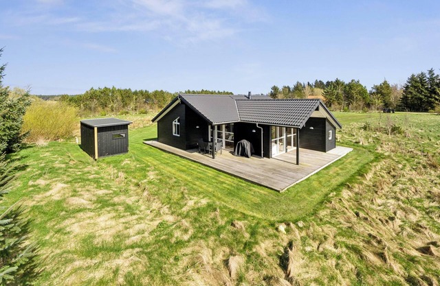 Modern holiday home from 2017, located at Lild Strand.