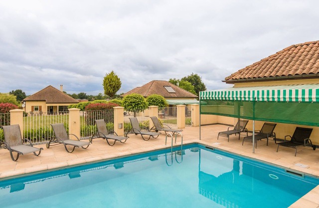 Moderna casa de vacaciones con piscina