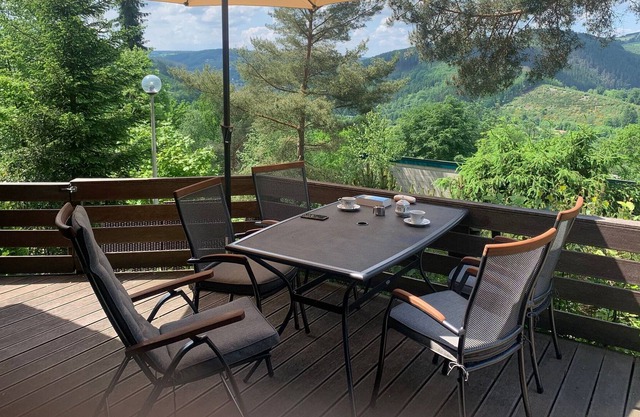 Moderna casa de vacaciones en Stavelot con terraza