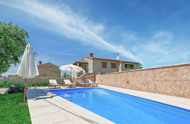 Ideal casa de vacaciones en Poreč con jardín