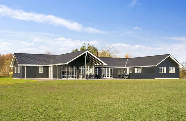 Casa de vacaciones moderna con vistas al mar y piscina y sala de actividades, WiFi y horno