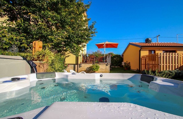 Moderna casa de vacaciones con bañera de hidromasaje, jardín, tumbonas, barbacoa