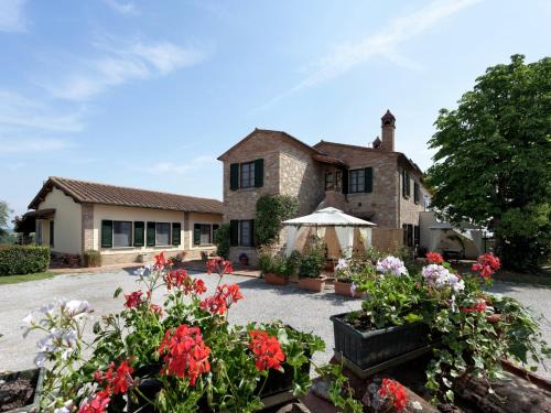 Modern Holiday Home in Foiano della Chiana with Pool
