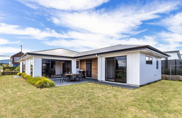 Modern Holiday Retreat – Relax & Unwind in Style