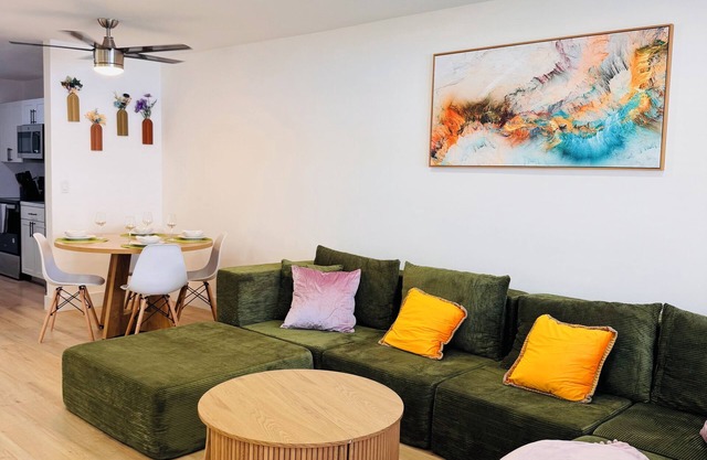 Modern Hollywood Beach Young Circle 2x2 Professionals, Family, WiFi, AC, Parking