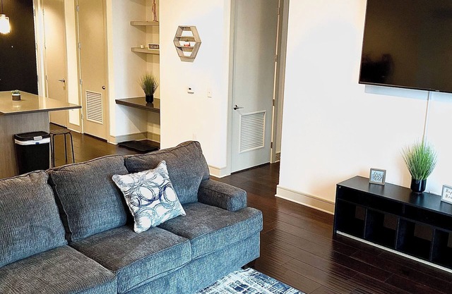 Modern Hollywood Hideaway - Steps from Walk of Fame!