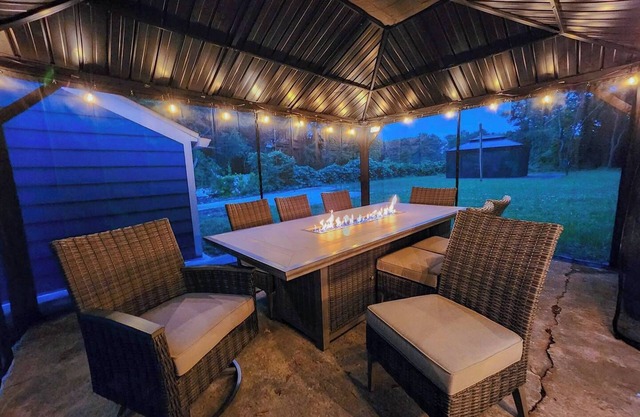 Modern Home 2 Firepits w/ Dining