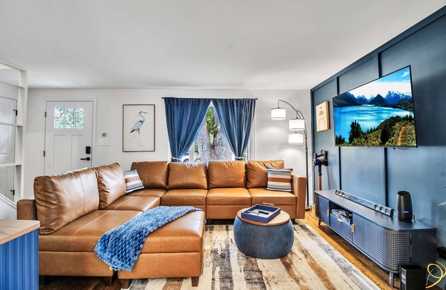 Modern Home 3 Minutes from Airport!