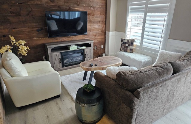 Modern Home by Georgian Bay w/ hot tub. Pet friendly!!