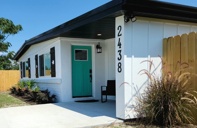 Modern Home ¤ Close to Shopping, Dining & Downtown! Outdoor dinning & Fireplace!
