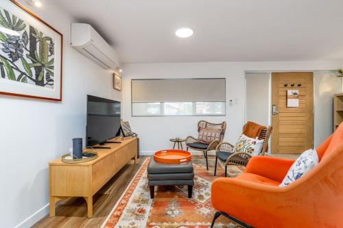 Modern Home Conveniently Close to Hospitals - Hosted by Canstay