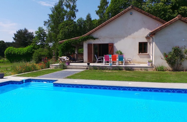 Casa moderna / Albergue con piscina de sal en el Parque Nacional de Lemosín.
