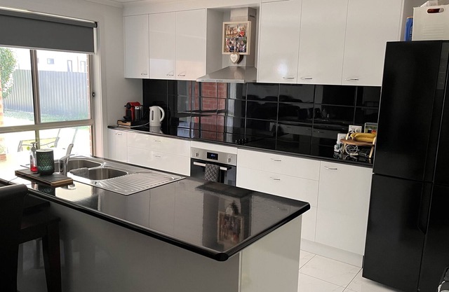 Modern home in beautiful wine village of Great Western, 25 mins from Grampians