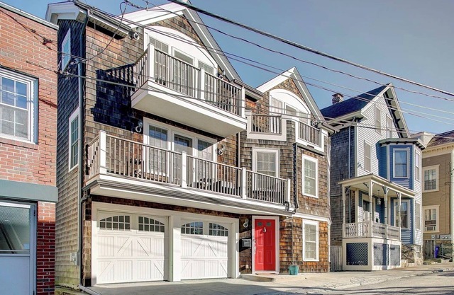 Modern home in heart of historic Newport! 2 car garage & central AC!
