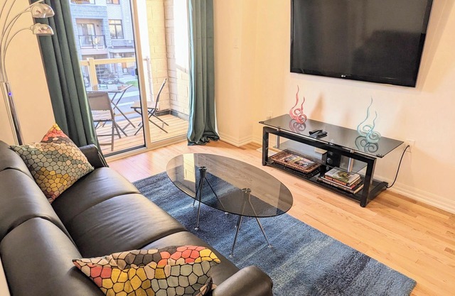 Modern home in prime Newmarket location close to mall, transit and trails